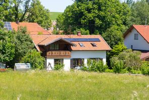 Hausansicht von angrenzender Wiese