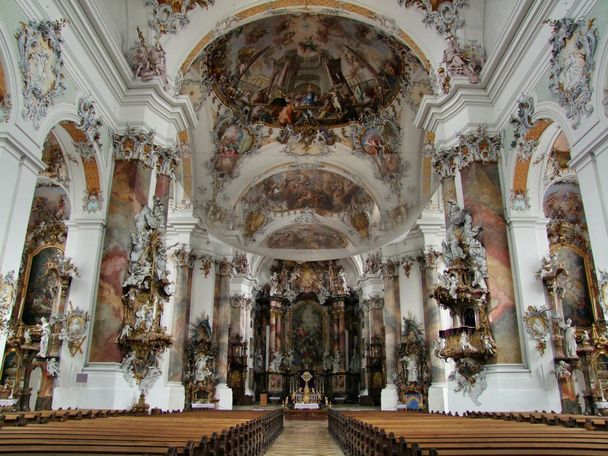 Ein einmalig harmonischer, spätbarocker Innenraum wartet auf die Besucher der Basilika der Benediktinerabtei Ottobeuren.