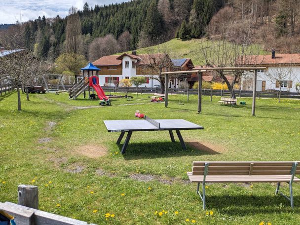 Tischtennis auf dem Spielplatz F. Langenwang