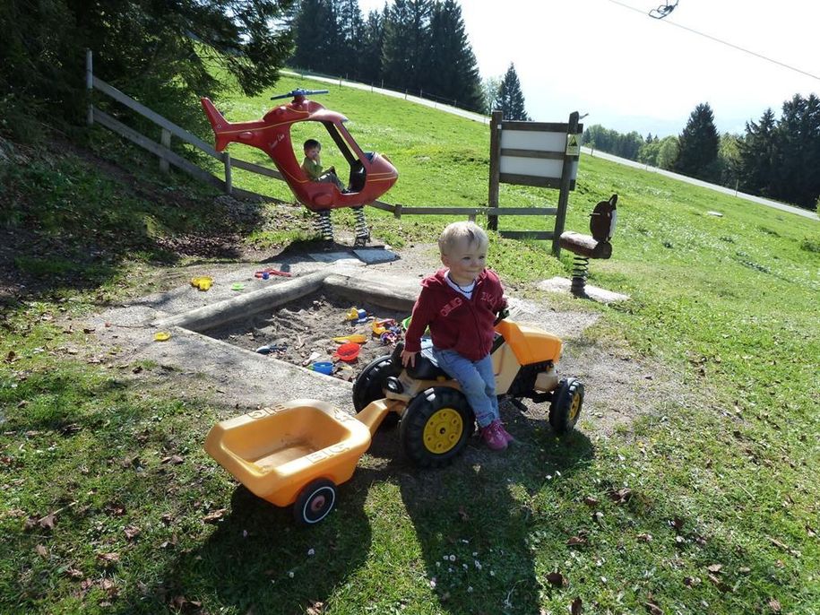 9Spielplatz-Mittel