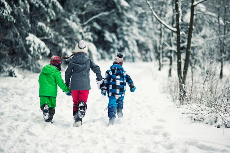 Kinder_rennen_durch_den_Winterwald