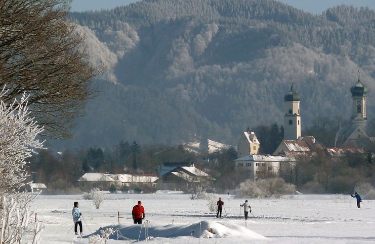 Langlauf auf der Rotmoosloipe mit Blick auf Isny und Adelegg