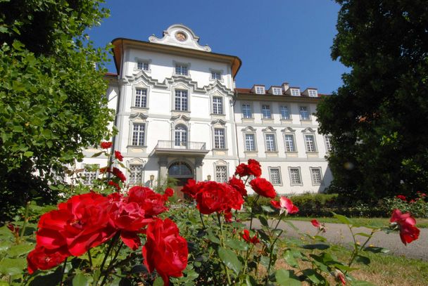 In strahlendem Weiß leuchtet die Fassade des Wurzacher Schlosses