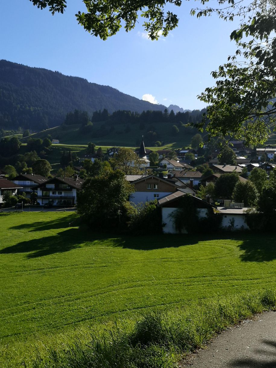 Blick auf Obermaiselstein mit Kapelle