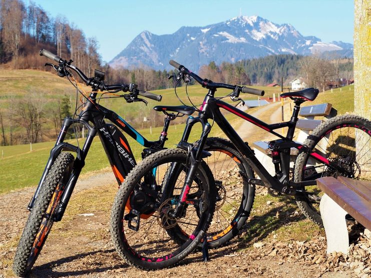 E-Biker und Mountainbiker gemeinsam unterwegs