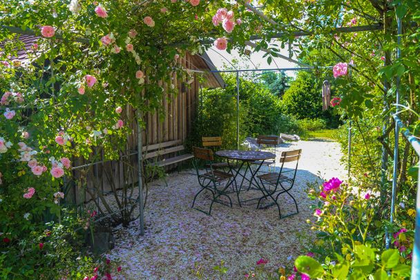 Sitzplatz mit Rosenpergola - Kreislehrgarten am Hohen Schloss