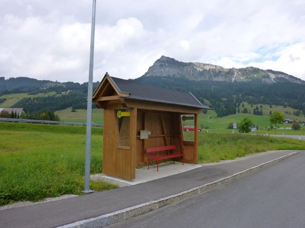 Haltestelle beim Tannheimer Ortsteil Neu Kienzen