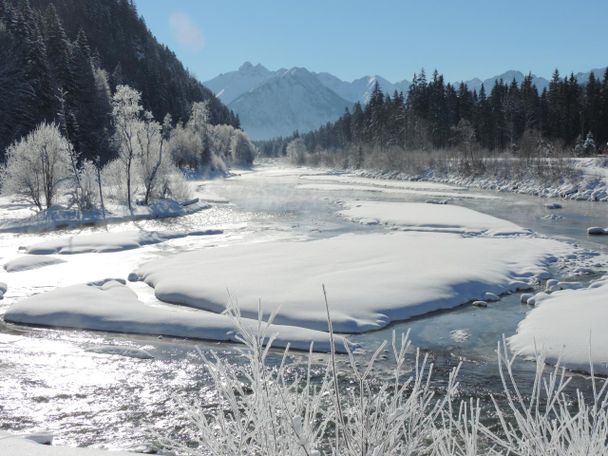 Blick vom Ende des Sees auf die Iller im Winte