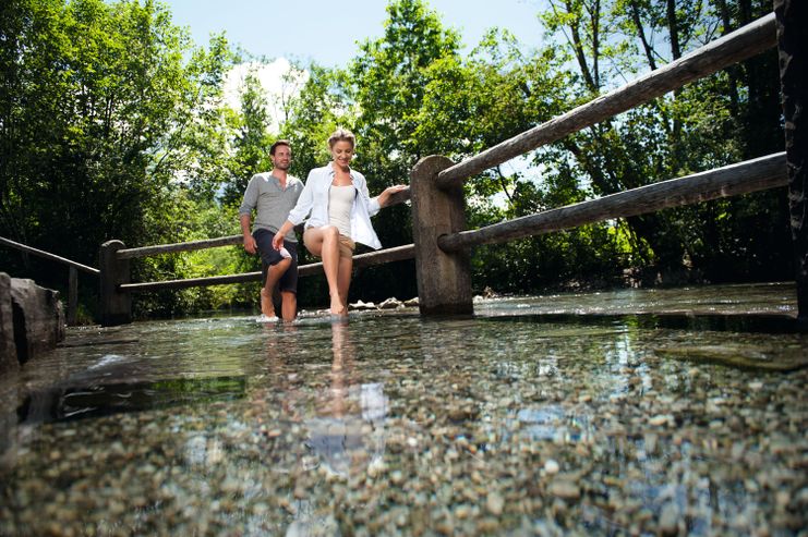 Web_Version-Alpenwellness Allgäu Kneippen im Bachbett Kurpark Fischen Sommer 2014 @ Allgäu GmbH, Marc Oeder