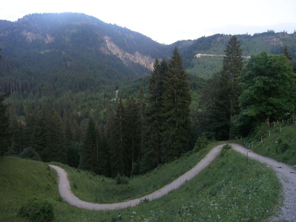 Auf dem steilen Pfad hinauf zum Gasthof Alpenrose müssen wir unser Rad schieben.