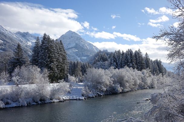 Blick auf das verschneite Rubihorn und die Iller