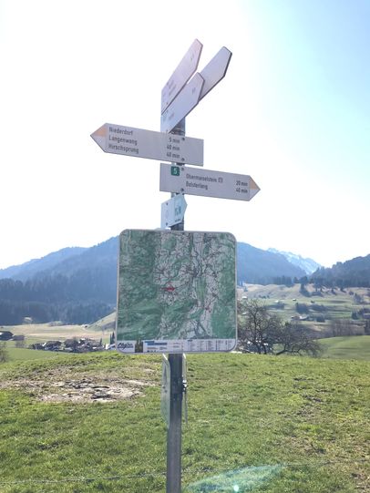 Wegweiser Richtung Obermaiselstein und Bolsterlang