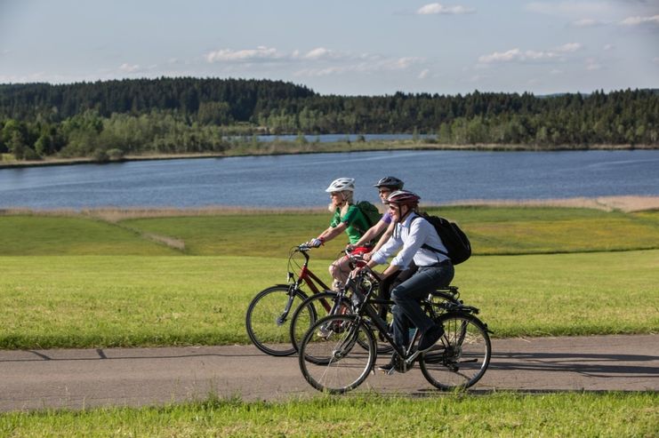 Radfahrer mit Blick auf die Urseen