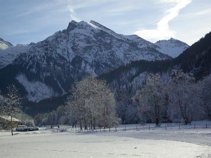 Winterlandschaft_mit_Langlaufloipe_in_Hinterstein