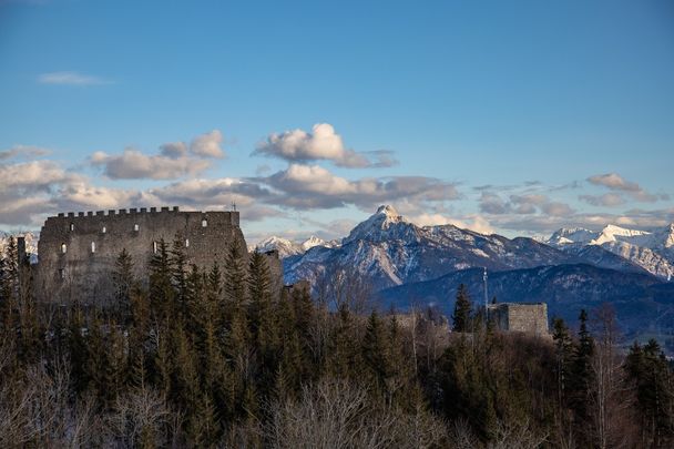 Burg Eisenberg vor Alpenpanorama