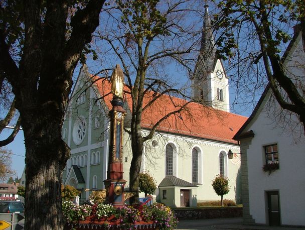 Pfarrkirche Legau mit der Mariensäule.