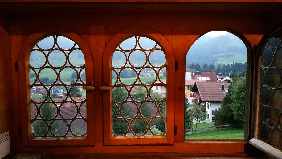 Blick von der Kapelle auf das Landhaus Ücker