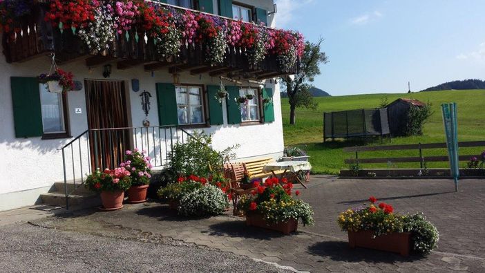 vor dem Haus Ferienhof Leonhard