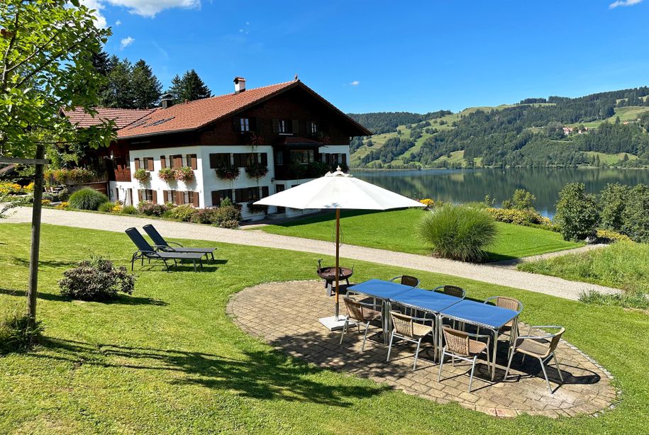 Haus mit See und Terrasse