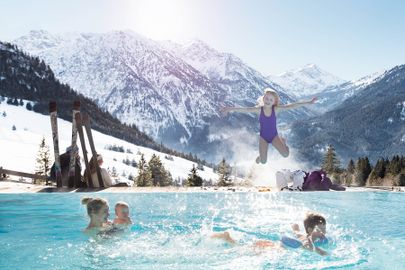 Familie im Pool