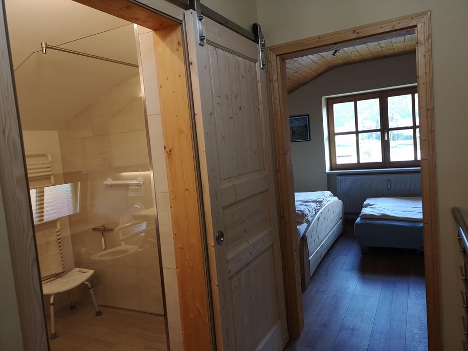 Bad mit Schiebetür und Doppelbettschlafzimmer