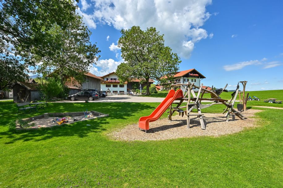 Hofbild mit Spielplatz