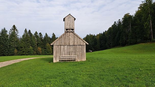 Am höchsten Punkt eine Pause machen oder dem Rundweg bis ins Dorf folgen?