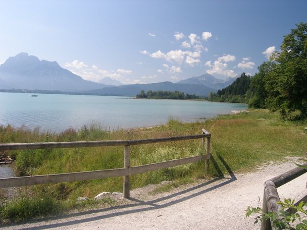 Der Tegelberg am südlichen Ufer des Forggensee ist Landmarke und ständiger Begleiter.