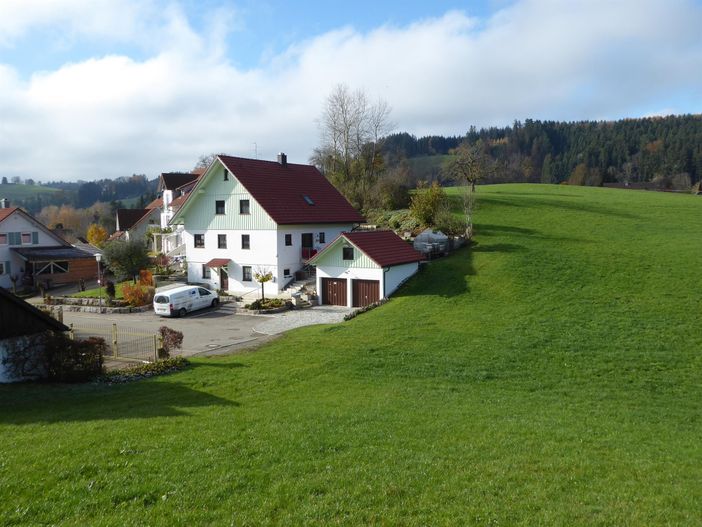 Idyllische Hanglage im Grünen