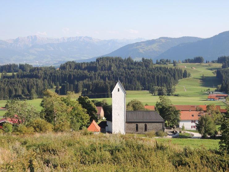 Blick von der Höfle Alpe zur Kirche St. Blasius in Diepolz