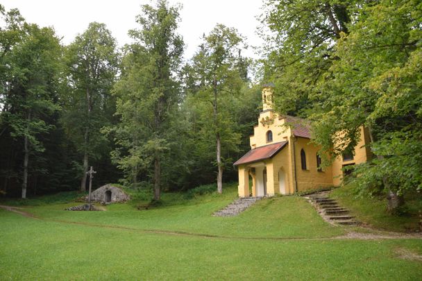 Hirschwiese mit Kapelle