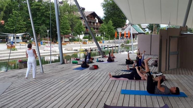 Yoga auf der Seebühne