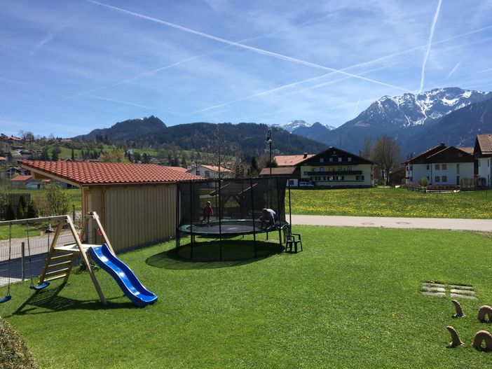 Garten mit Spielplatz