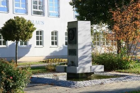 Dorfplatz in Boos mit Brunnen