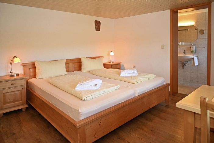 Schlafzimmer mit Seeblick