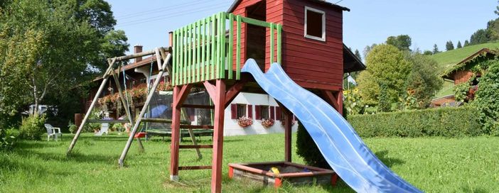 Bei uns im Garten - viel Platz für Ihre Kinder zum Spielen und Toben