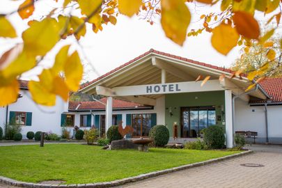 Hotel von außen im Herbst