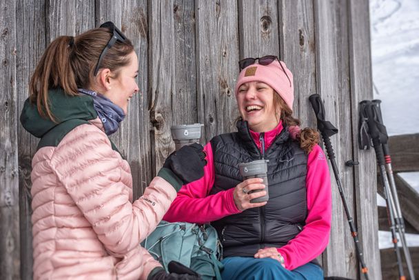 Aufwärmen während der Winterwanderung