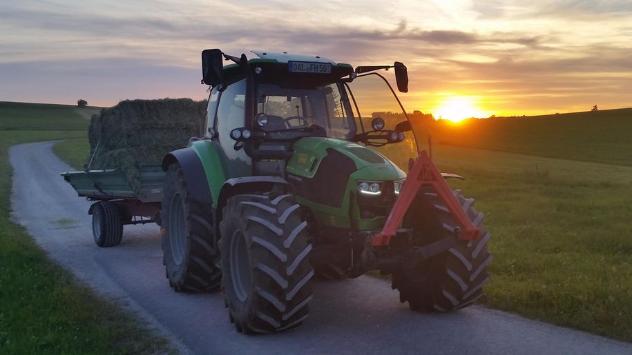 Feldarbeit mit Traktor