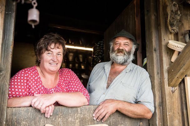 Alpsenn Bernhard und Anneliese Hartl auf der Alpe