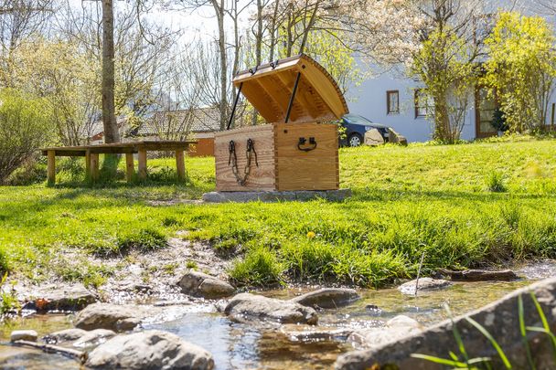 Spielplatz Schatzinsel mit "echter" Schatztruhe und einem Piratenschatz