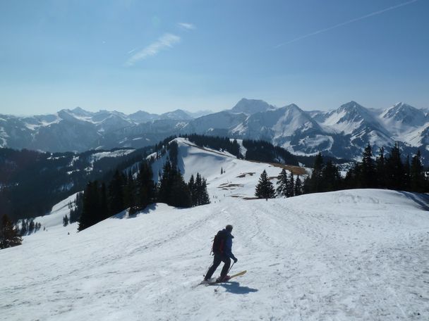 Skiabfahrt am Gipfel des Schönkahler (1688 m) im Winter