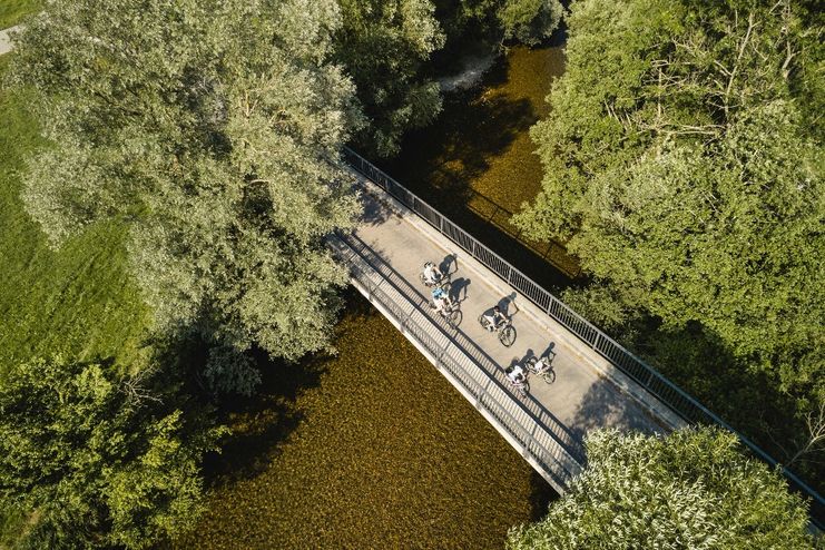 Radfahrende auf Brücke über der Argen