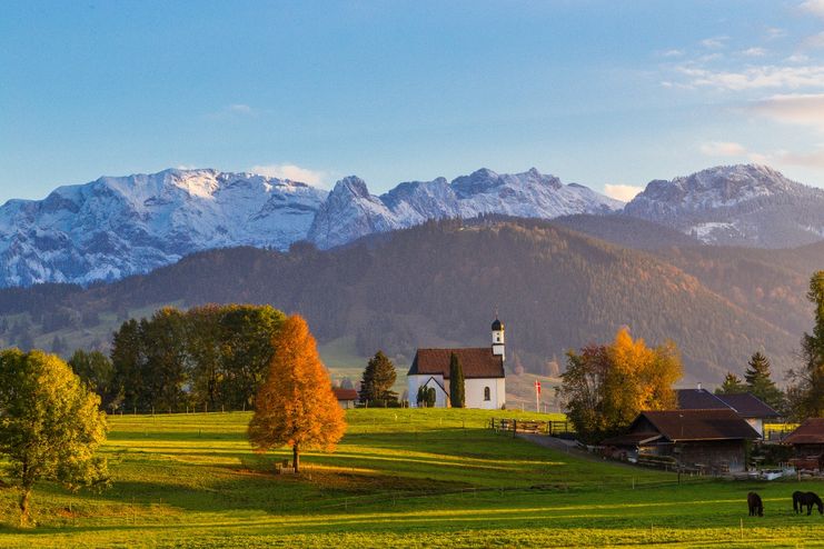 Blick ins Ammergebirge und auf die Hochplatte mit der Kapelle St. Peter im Vordergrund