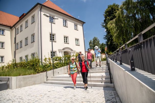 Wanderer vor dem ehemaligen Kloster Maria Rosengarten