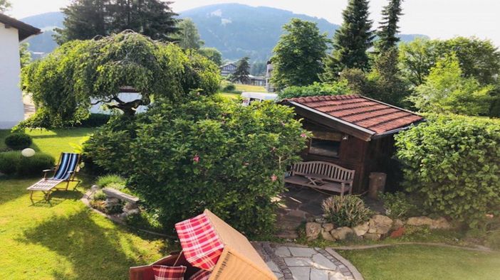 Blick auf die Gartenhütte vom Balkon