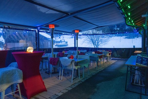 Die Terrasse lädt auch im Winter zum Verweilen ein