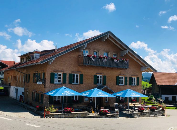 Gasthof Hirsch im Frühling