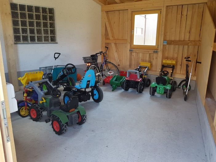 Gartenhaus mit Kinderfahrzeuge