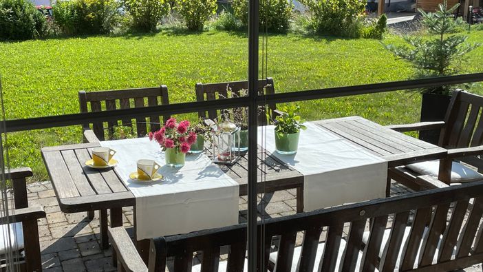 Landhaus Lignum - Südseite mit Terrasse - Blick aus dem Esszimmer in den Garten